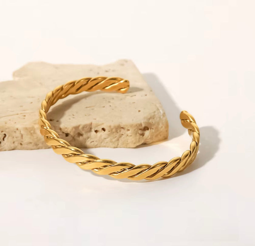 Twisted adjustable bangle