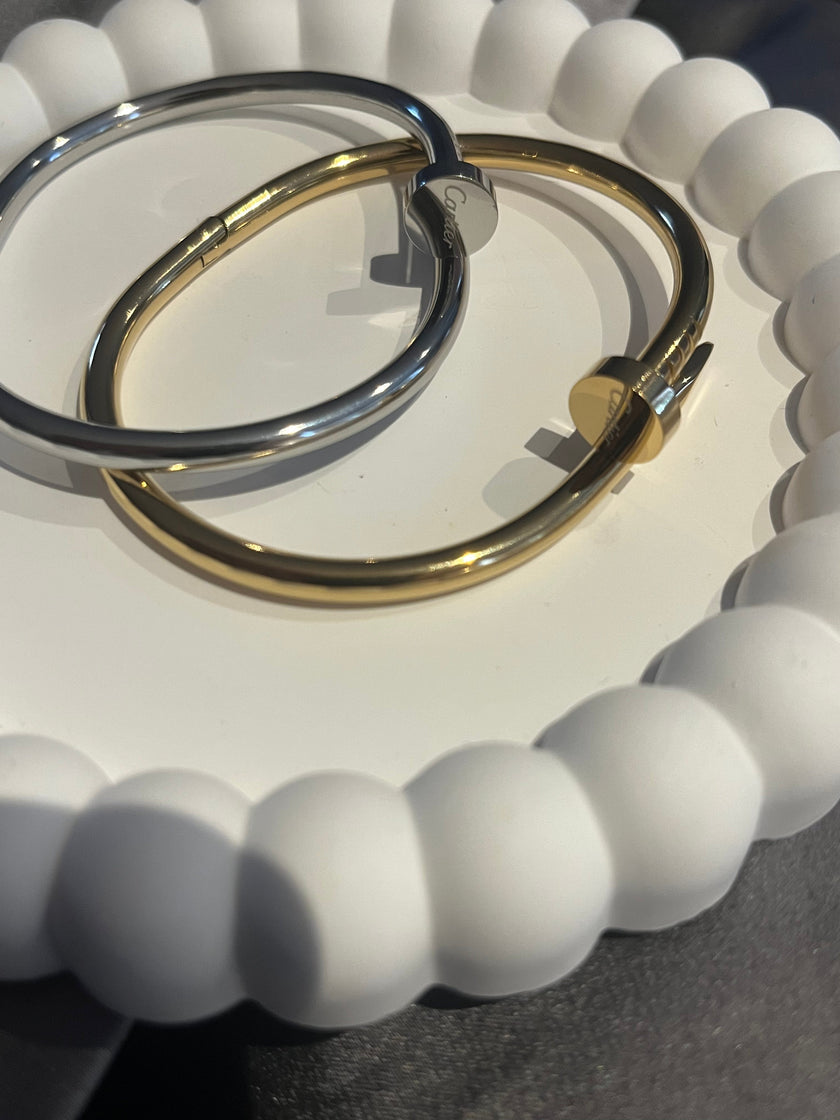 ARIJ plain stamped pin bangle