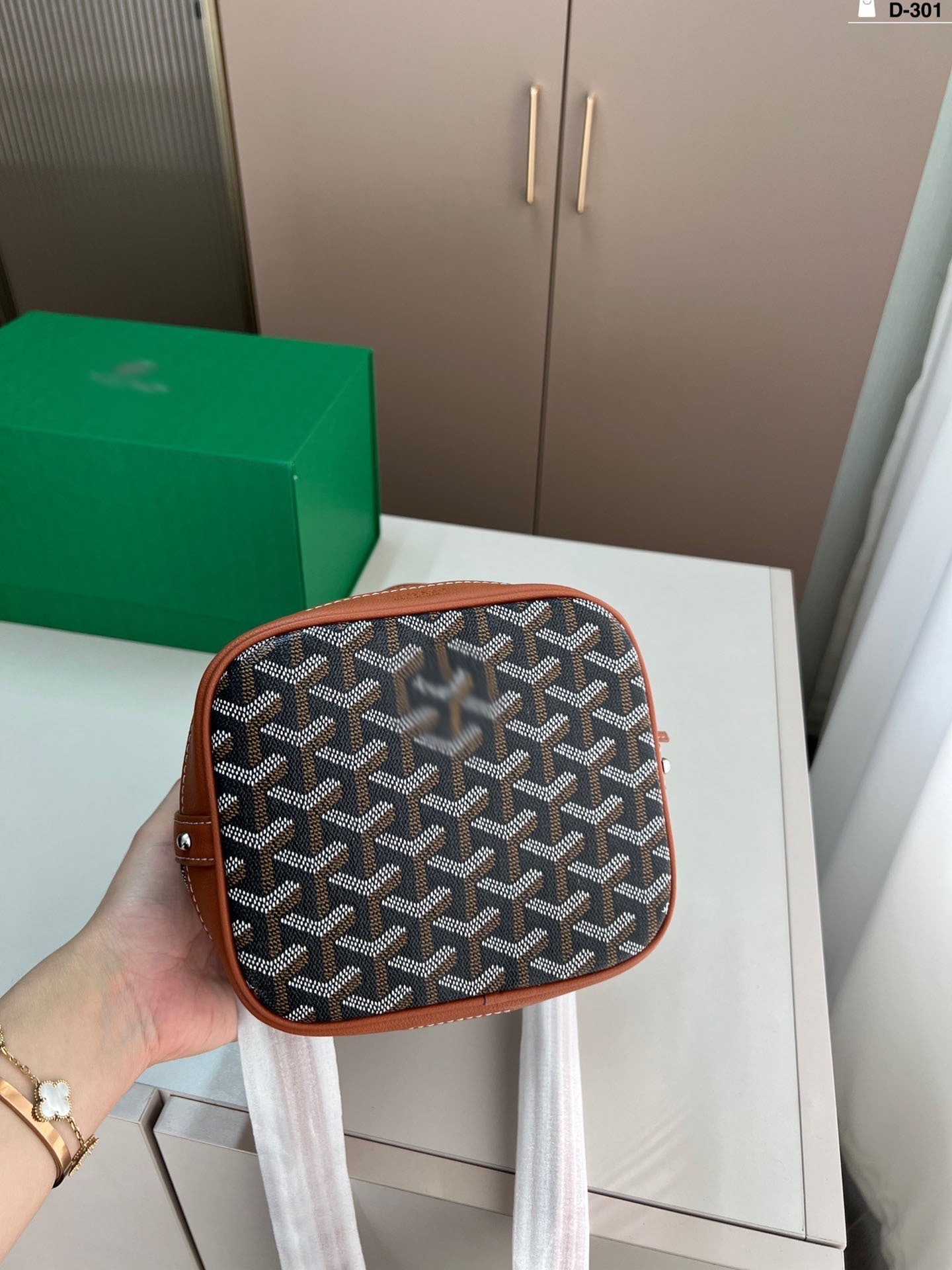 Petite Flot Bucket
